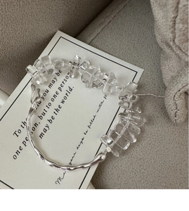 Gros plan du bracelet en argent S925 avec cristaux clairs sur une carte décorative