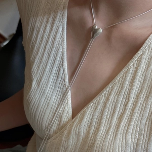 Collana a Y regolabile in argento S925 con ciondolo a cuore su maglione beige