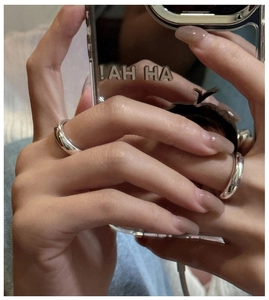 Vue rapprochée de bagues empilables en argent sterling S925 avec finition polie