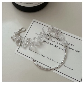 Détail du bracelet en argent S925 avec cristaux blancs et barre métallique texturée unique