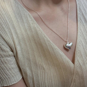 Elegant S925 sterling silver hollow heart pendant necklace with beaded chain on a model