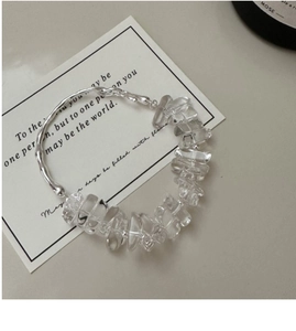 Détail du bracelet en argent S925 avec texture en métal fondu et pierres de cristal clair