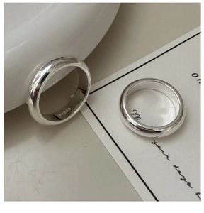 Gros plan détaillé de bagues en argent sterling S925 avec une finition miroir polie