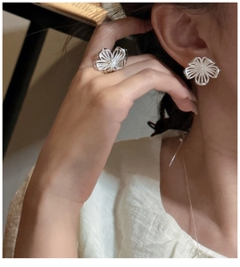 Detailansicht eines S925 Sterling Silber Blumen-Ohrring- und Ring-Sets am Modell