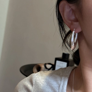 Boucles d'oreilles créoles gouttes en argent S925 poli portées par un mannequin