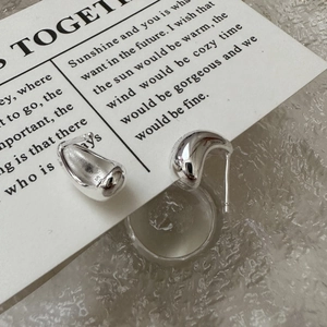 Minimalist S925 sterling silver waterdrop stud earrings with polished mirror finish surface