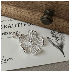 Makroaufnahme von S925 Silber Anhänger in Blumenform mit Perlenstruktur im Vintage-Stil