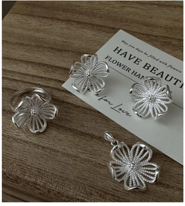 Vue détaillée d'une parure de bijoux fleur en argent S925 avec bague et boucles