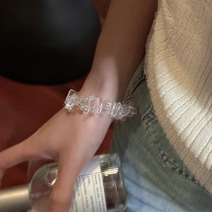 Bracelet en argent S925 avec cristaux de roche irréguliers porté au poignet femme