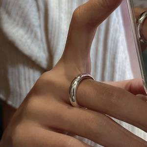 Bague dôme minimaliste en argent sterling S925 poli portée au doigt pour un look élégant