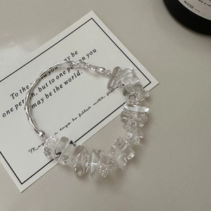 Bracelet minimaliste en argent S925 avec cristal blanc irrégulier sur carte blanche