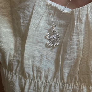 Collier minimaliste en argent sterling S925 avec un élégant pendentif fleur à cinq pétales