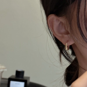 Minimalist S925 sterling silver croissant hoop earrings with twisted gold texture
