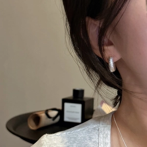 Classic S925 sterling silver textured hoop earrings with a vintage ribbed croissant design