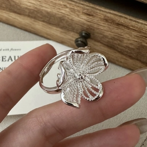 Bague ouverte fleur évidée en argent sterling S925 avec pétales texturés sur main