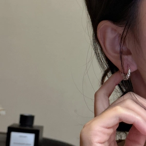 Minimalist S925 sterling silver croissant twist hoop earring for a modern fashion look