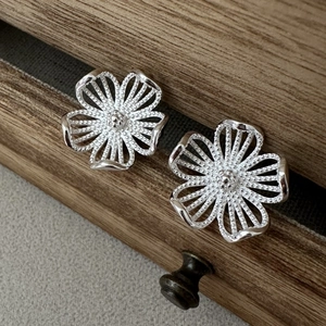 925 Sterling Silber Große Hohle Blumen Ohrstecker Für Damen Nischen Design Ins Stil Galvanisierter Blumenschmuck
