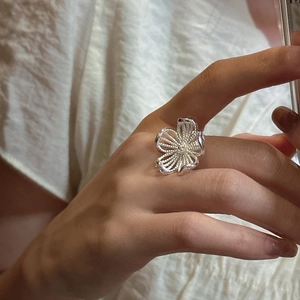 S925 Sterling Silber übergroßer ausgeschnittener Blumenring mit strukturierten Blüten