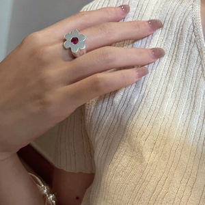 Minimalist S925 sterling silver flower ring featuring a vibrant purple gemstone inlay
