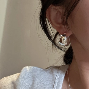Minimalist S925 sterling silver oval hoop earrings with polished finish on model