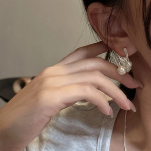 Elegant S925 silver cross pearl earrings featuring a minimalist and stylish curved design