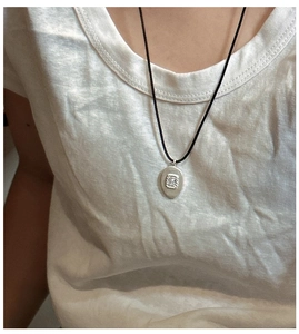Détail du pendentif ovale en argent S925 avec zircon carré sur cordon noir