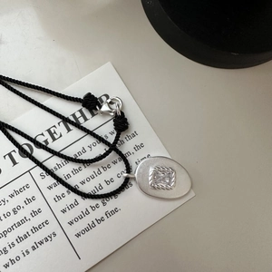 Pendentif ovale mat en argent S925 avec zircon carré sur cordon noir tressé