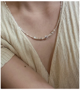 Dettaglio della collana in argento S925 con perle di madreperla e ciondolo a stella sul collo