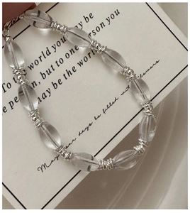 Gros plan du bracelet en argent S925 avec perles de cristal blanc et séparateurs