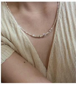 Dettaglio della collana in argento S925 con perle di madreperla e ciondolo a stella