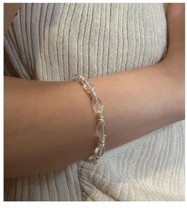 Détail d'un bracelet en argent S925 avec perles de cristal ovales porté par un mannequin
