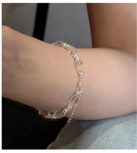 Détail du bracelet en argent S925 avec perles en cristal blanc et fermoir mousqueton