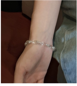 Détail d'un bracelet en argent S925 perlé avec des cristaux blancs facettés