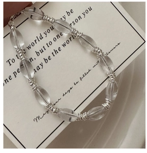 Gros plan du bracelet en argent S925 avec perles de cristal et entretoises en métal