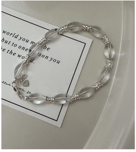 Détail du fermoir en argent S925 et pampille coeur sur bracelet en cristal clair