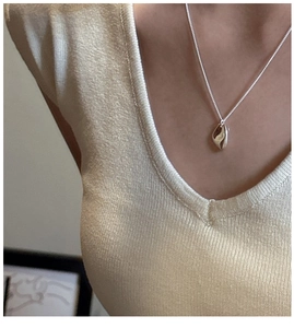Détail d'un collier minimaliste en argent S925 avec pendentif géométrique irrégulier