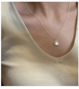 Détail du collier en argent S925 avec pendentif froissé irrégulier sur un mannequin