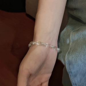Bracelet minimaliste en argent sterling S925 avec perles de cristal claires sur le poignet
