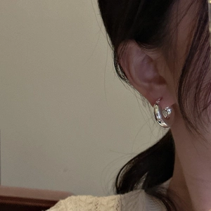 Créoles épaisses en argent sterling S925 portées par un mannequin au style épuré