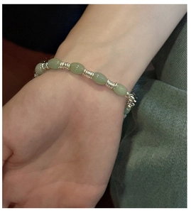 Détail du bracelet avec pierres naturelles ovales vertes et perles d'espacement argent
