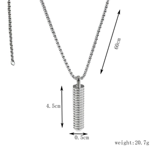 Vue détaillée du pendentif barre argentée avec dimensions 4,5cm et chaîne de 60cm de long