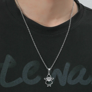 Collier pendentif Père Noël hip-hop argenté minimaliste sur un t-shirt streetwear noir