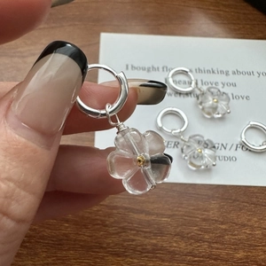 S925 sterling silver hoop earrings with transparent resin daisy flower pendants