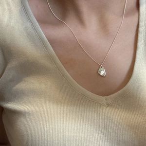 Collier minimaliste en argent sterling S925 avec pendentif irrégulier porté par femme