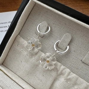 Elegant S925 silver hoop earrings with transparent resin daisy flower charms for women