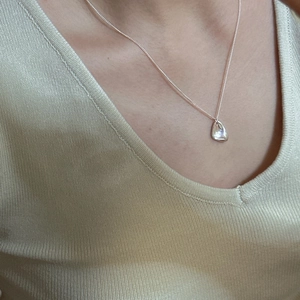 Collier minimaliste en argent S925 avec pendentif pierre de lune sur une femme