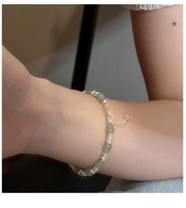 Détail du bracelet en perles d'argent S925 avec des pierres précieuses vert clair en goutte