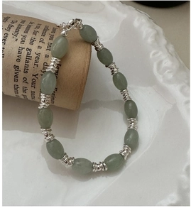 Détail d'un bracelet rétro en argent S925 avec des pierres naturelles ovales vert clair