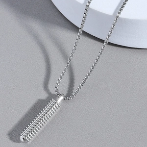 Collana da uomo con pendente a cilindro d'argento industriale e catena box strutturata