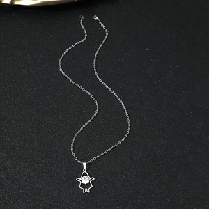 Collier hip hop argenté avec pendentif Père Noël et chaîne fine sur fond noir mat